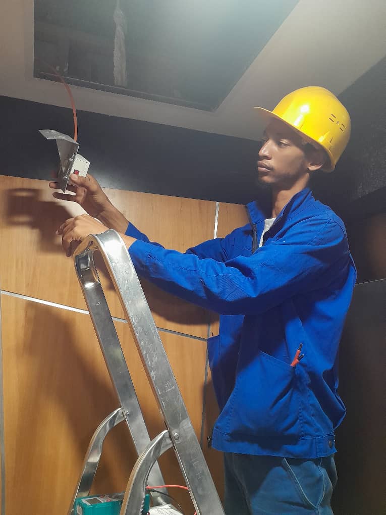 Pose d'un détecteur incendie en faux plafond