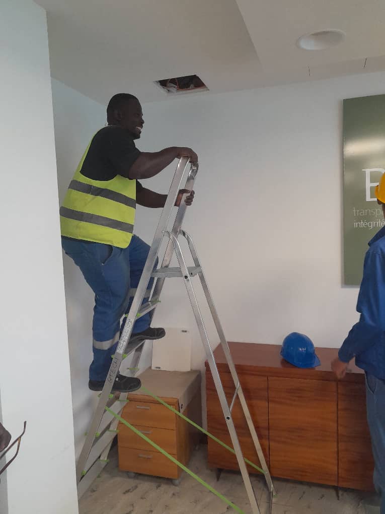 Techniciens CST en intervention sur un site tertiaire